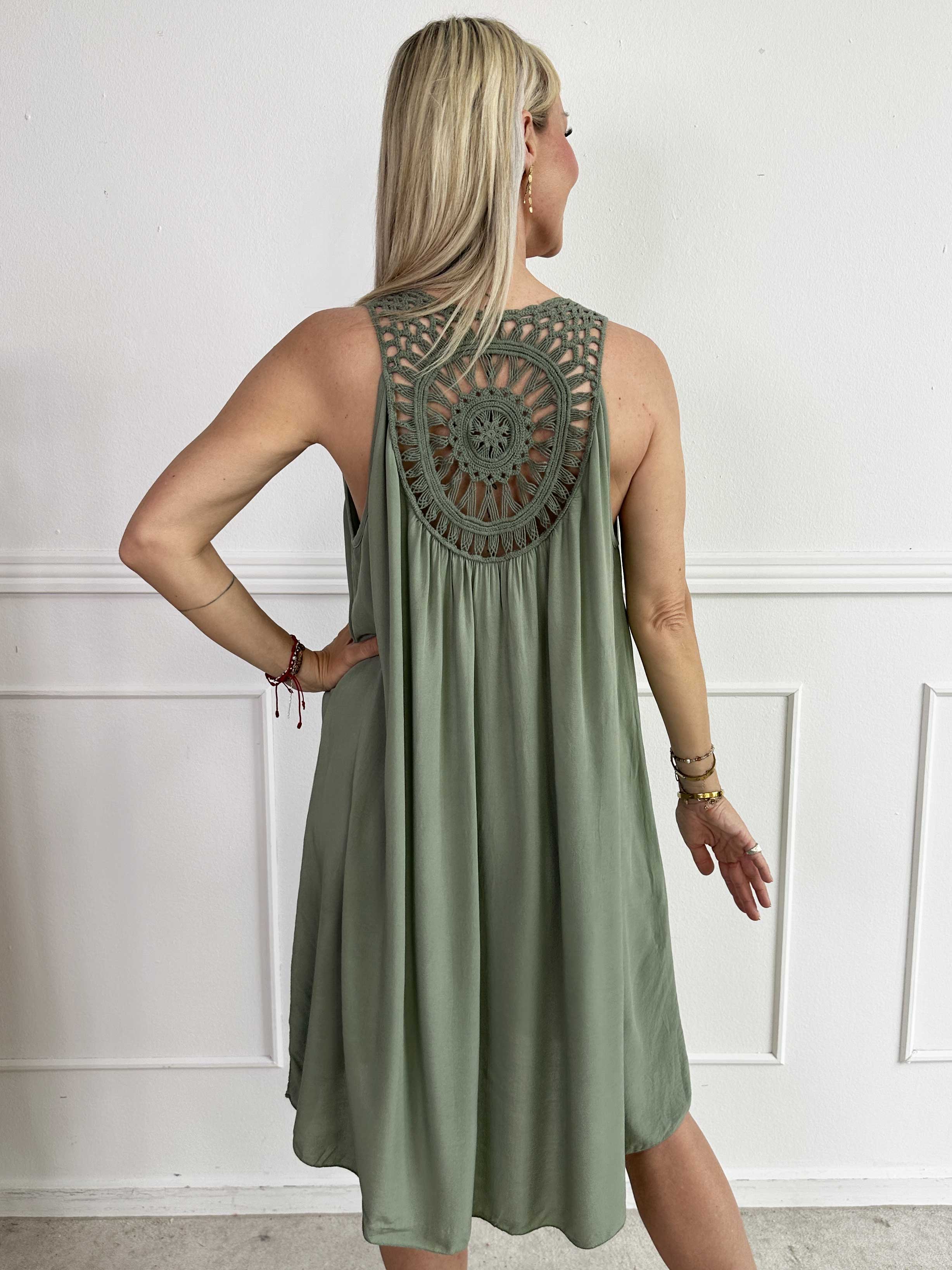 Medea - Simpel sommerkjole i viskose med broderet ryg